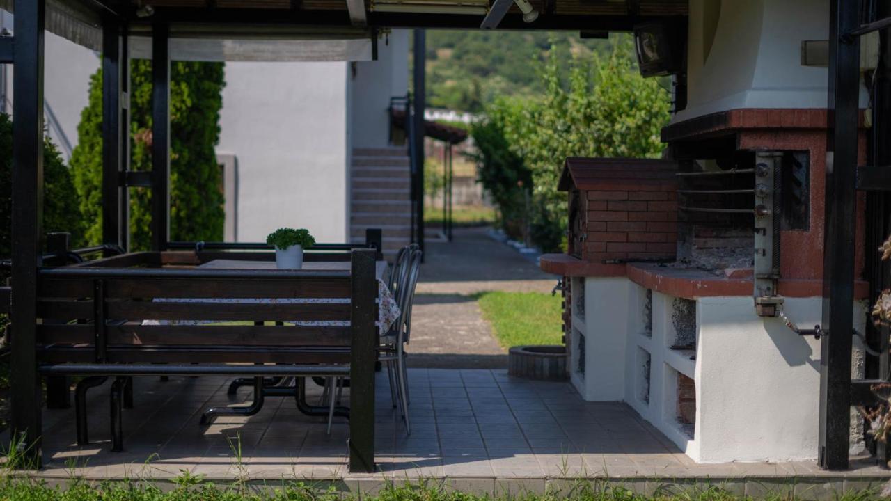 Cozy Garden Hideaway Apartment